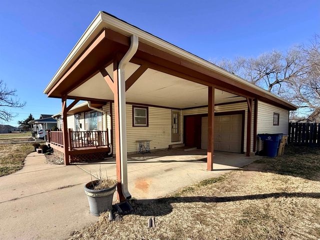 584 W 1st St, Valley Center, KS 67147