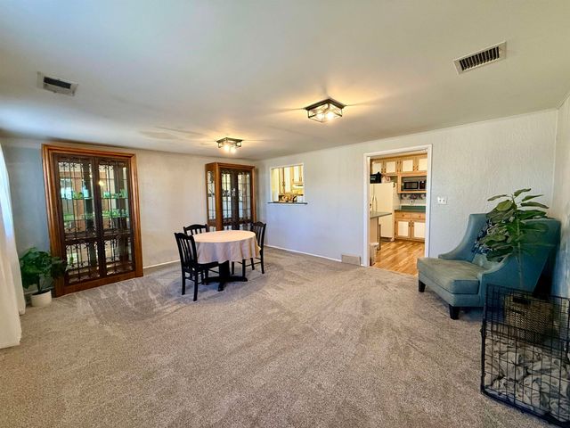 584 W 1st St, Valley Center, KS 67147