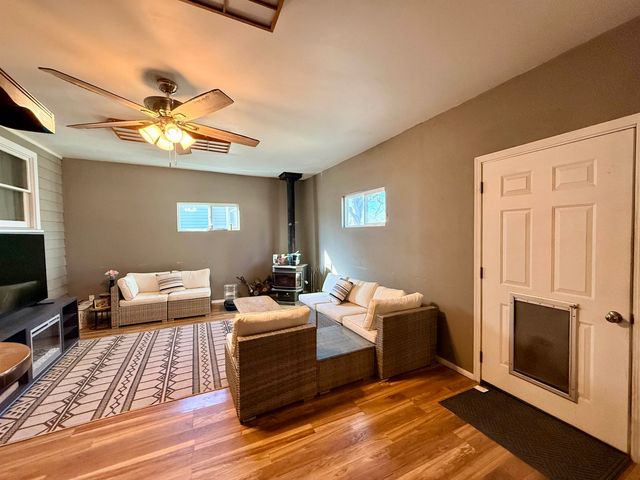 584 W 1st St, Valley Center, KS 67147