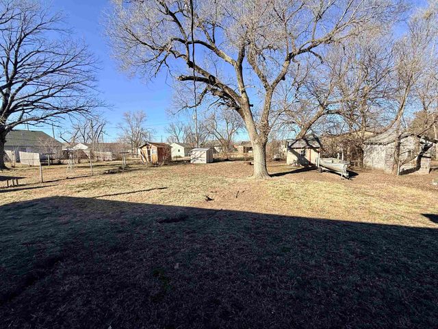 584 W 1st St, Valley Center, KS 67147