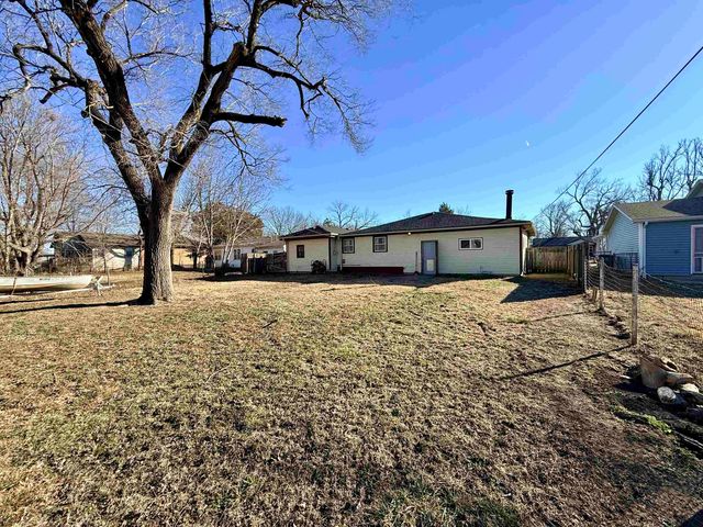 584 W 1st St, Valley Center, KS 67147