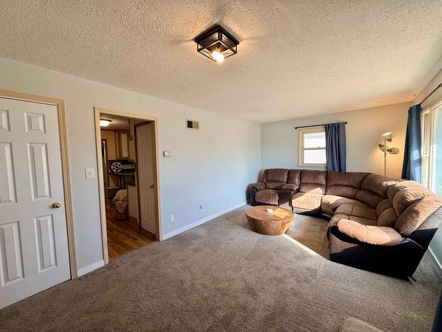 584 W 1st St, Valley Center, KS 67147