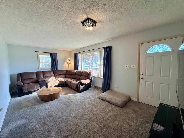 584 W 1st St, Valley Center, KS 67147