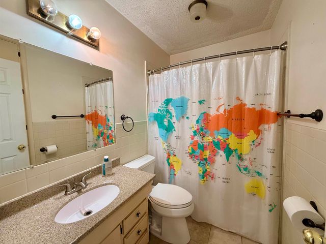 584 W 1st St, Valley Center, KS 67147