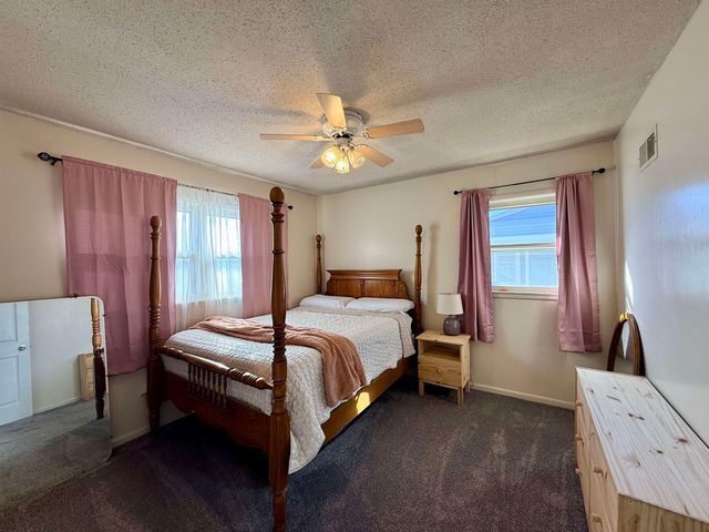 584 W 1st St, Valley Center, KS 67147