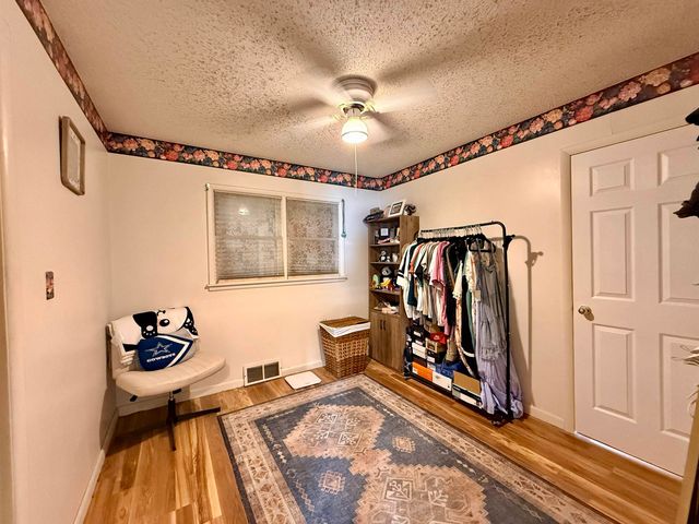 584 W 1st St, Valley Center, KS 67147