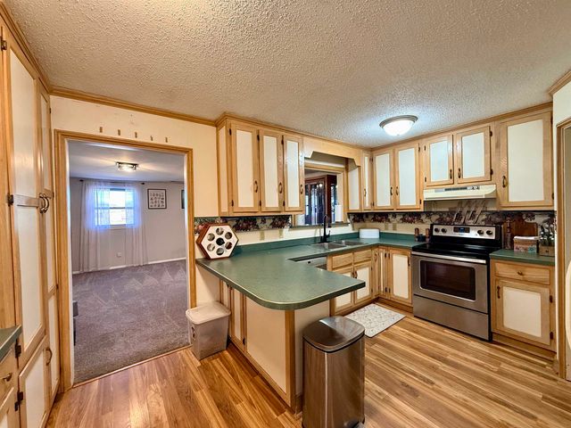 584 W 1st St, Valley Center, KS 67147