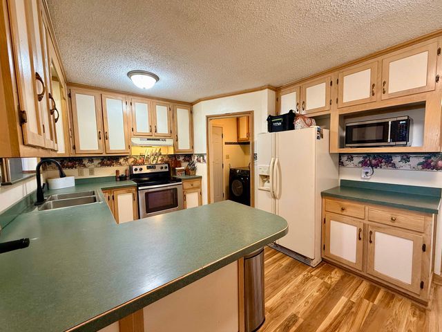 584 W 1st St, Valley Center, KS 67147