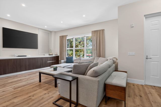 2609 NE 14th Avenue 105, Wilton Manors, FL 33334