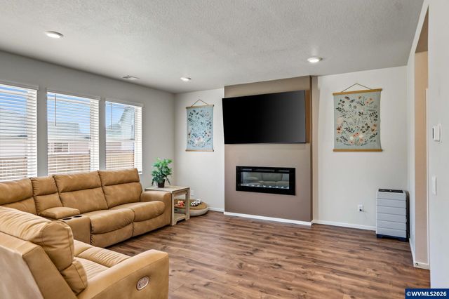5633 Earth Pl NE, Salem, OR 97305