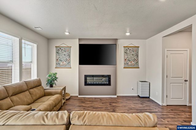 5633 Earth Pl NE, Salem, OR 97305