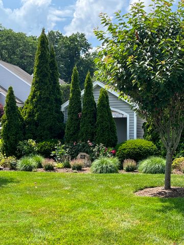 11 Pond Lane 11, Darien, CT 06820