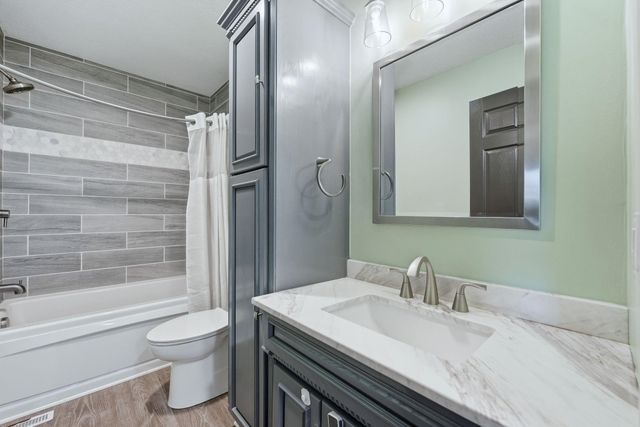 2438 S Woodland Trail, Warsaw, IN 46580