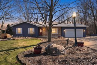 2438 S Woodland Trail, Warsaw, IN 46580