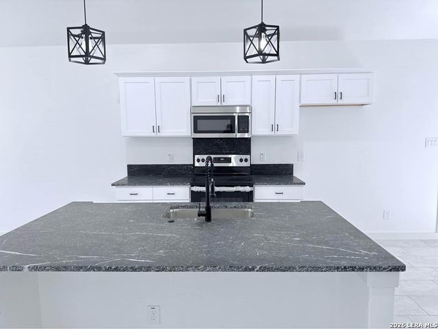 509 JUDSON DR, Devine, TX 78016