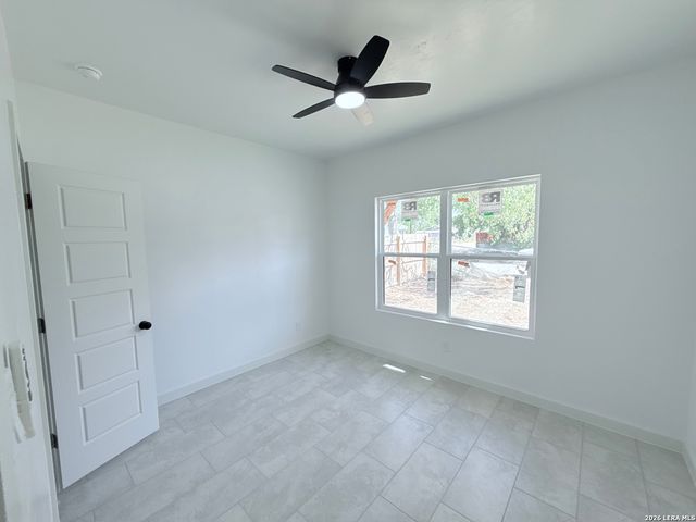 509 JUDSON DR, Devine, TX 78016