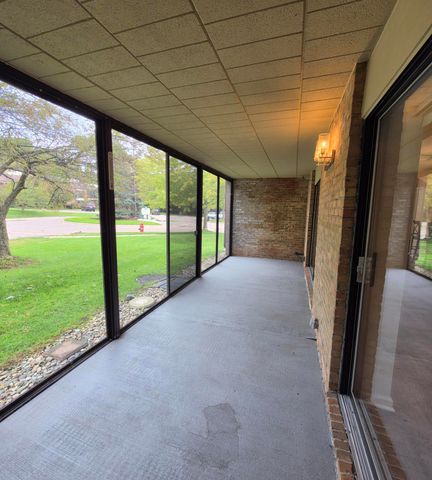 18233 University Park Drive, Livonia, MI 48152