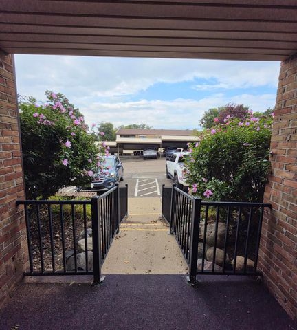 18233 University Park Drive, Livonia, MI 48152