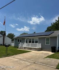422 Maple Drive, Belford, NJ 07718