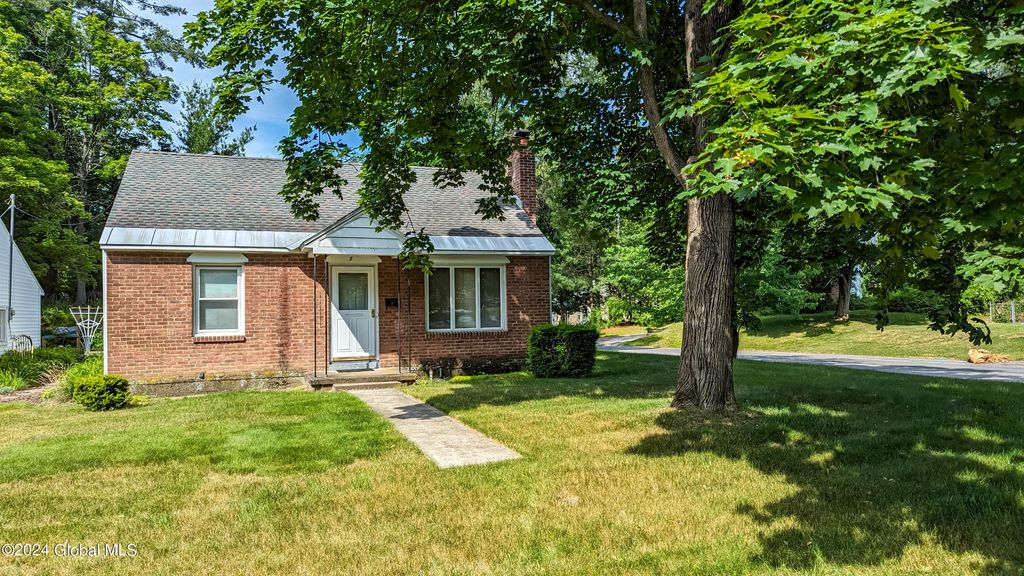1 Dresden Court, Guilderland, NY 12203
