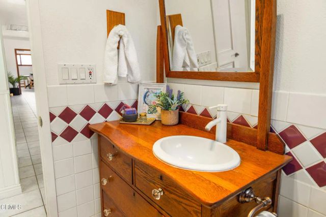 40 Almond Avenue, Oak View, CA 93022