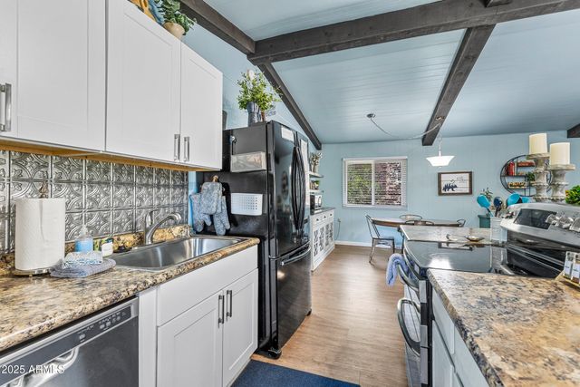 17100 S POCO Place, Munds Park, AZ 86017