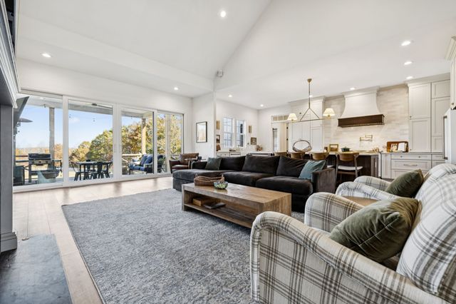 890 Hackberry Ln, Nunnelly, TN 37137