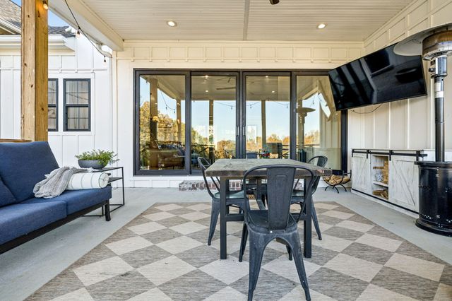 890 Hackberry Ln, Nunnelly, TN 37137