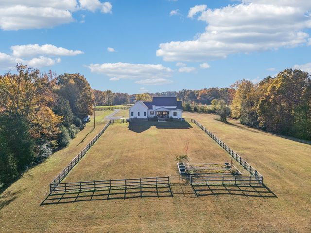 890 Hackberry Ln, Nunnelly, TN 37137