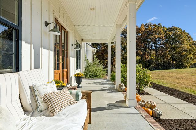 890 Hackberry Ln, Nunnelly, TN 37137