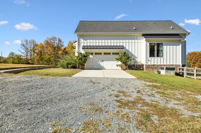 890 Hackberry Ln, Nunnelly, TN 37137