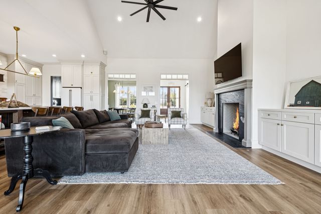 890 Hackberry Ln, Nunnelly, TN 37137