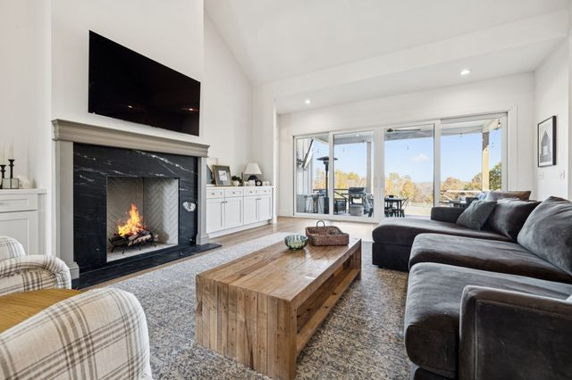 890 Hackberry Ln, Nunnelly, TN 37137