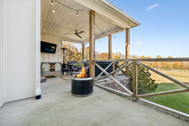 890 Hackberry Ln, Nunnelly, TN 37137