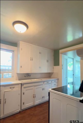 1302 S Main St, Henderson, TX 75654