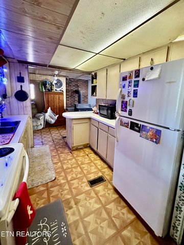 1500 Coal Hill Rd, Sunbright, TN 37872