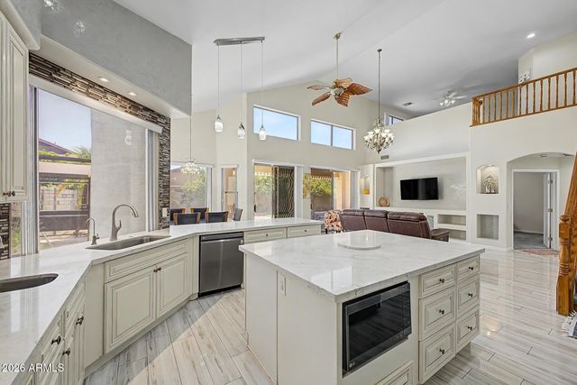 1015 E IRMA Lane, Phoenix, AZ 85024