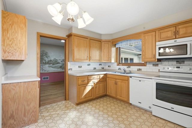 1227 DIVISION STREET, Green Bay, WI 54303