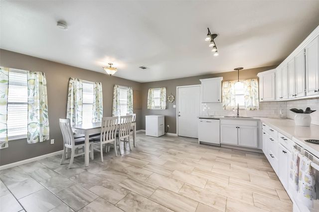 5511 Carriage Trails Drive, Mont Belvieu, TX 77523