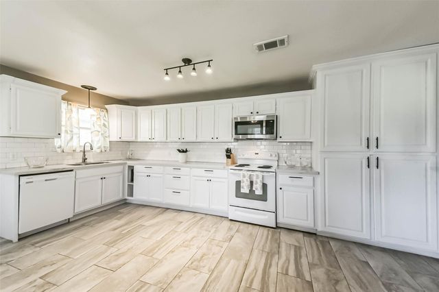 5511 Carriage Trails Drive, Mont Belvieu, TX 77523