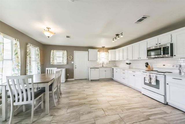 5511 Carriage Trails Drive, Mont Belvieu, TX 77523