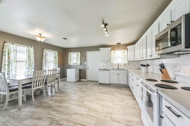 5511 Carriage Trails Drive, Mont Belvieu, TX 77523