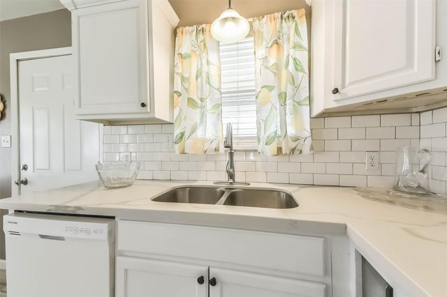 5511 Carriage Trails Drive, Mont Belvieu, TX 77523