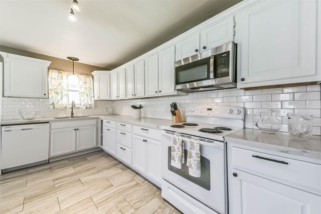 5511 Carriage Trails Drive, Mont Belvieu, TX 77523