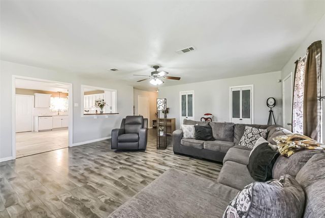 5511 Carriage Trails Drive, Mont Belvieu, TX 77523