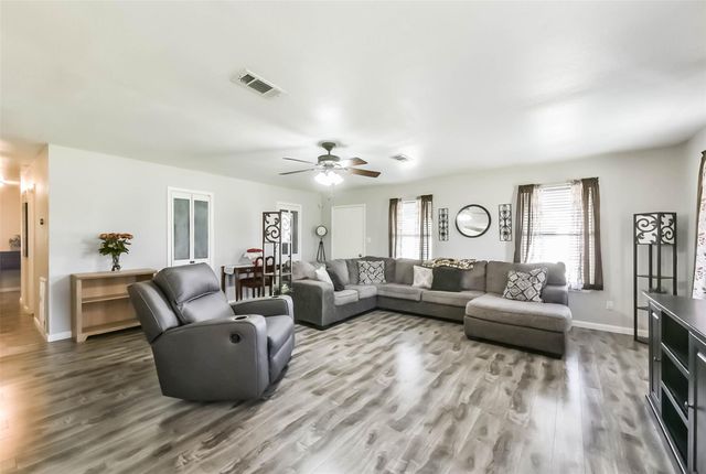 5511 Carriage Trails Drive, Mont Belvieu, TX 77523