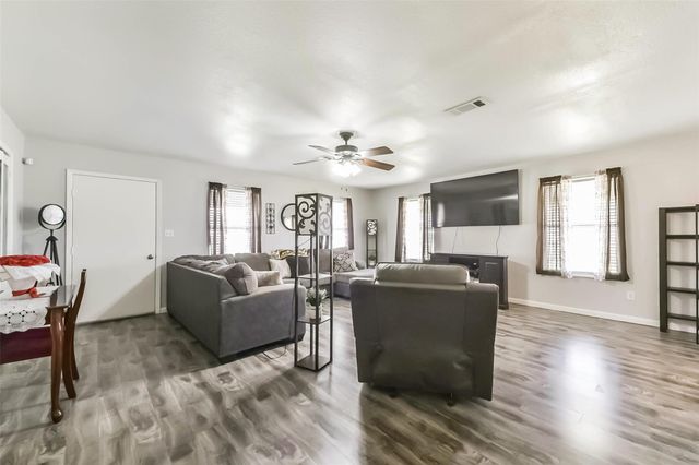 5511 Carriage Trails Drive, Mont Belvieu, TX 77523