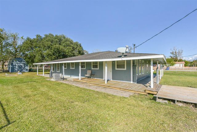 5511 Carriage Trails Drive, Mont Belvieu, TX 77523