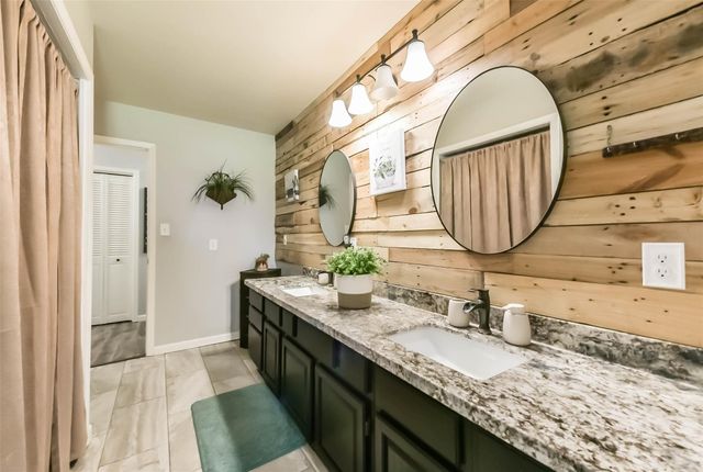 5511 Carriage Trails Drive, Mont Belvieu, TX 77523