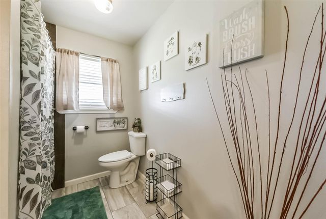 5511 Carriage Trails Drive, Mont Belvieu, TX 77523